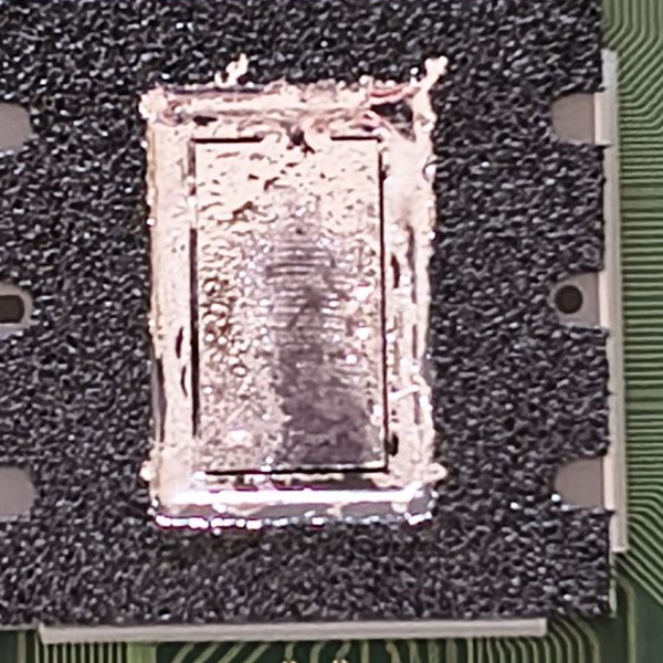 PS5-Chip vor der Aufbereitung des Flüssigmetalls