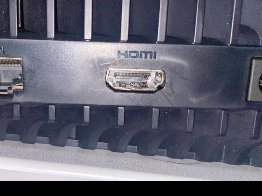 Mechanisch beschädigter HDMI-Port an der Rückseite einer PlayStation 5